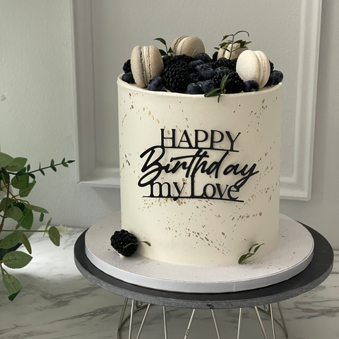 Elegant Love – Geburtstagstorte mit Macarons und Beeren