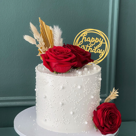 Luxuriöser Geburtstagstorte mit roten Rosen