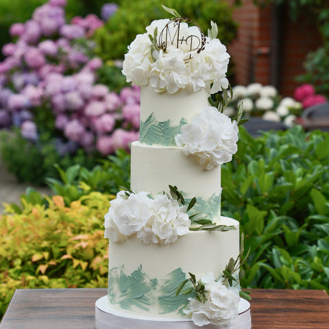 3-stöckige Hochzeitstorte mit Hortensien und Initialen