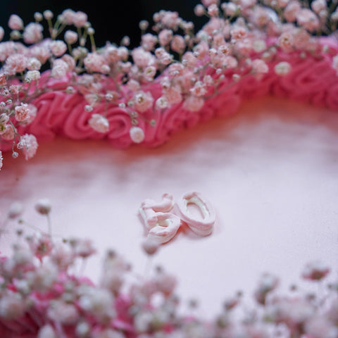 Rosa Herz-Torte mit zarter Gypsophila