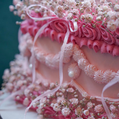 Rosa Herz-Torte mit zarter Gypsophila