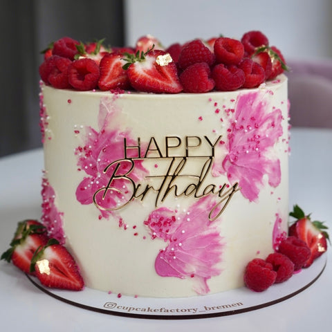 Geburtstagstorte mit Beeren