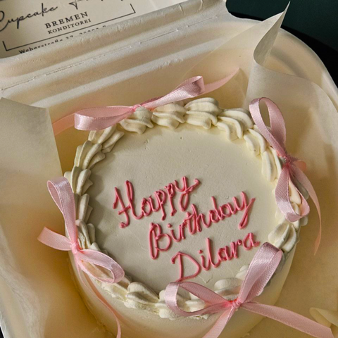Bento-Torte "Happy Birthday“ mit rosa Aufschrift