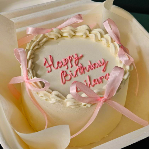 Bento-Torte "Happy Birthday“ mit rosa Aufschrift