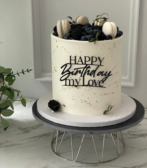 Elegant Love – Geburtstagstorte mit Macarons und Beeren