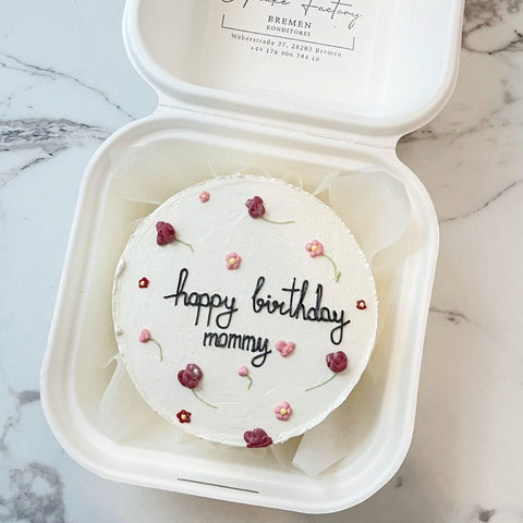 Bento-Torte mit feiner Blumendekoration – mit Wunschtext