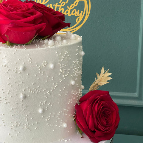 Luxuriöser Geburtstagstorte mit roten Rosen