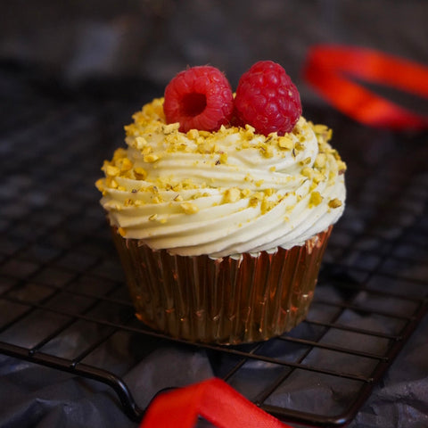 Vanille Cupcake mit Pistaziencreme und Himbeeren