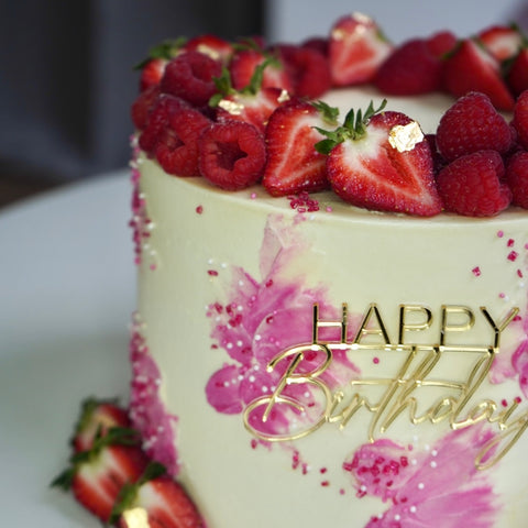 Geburtstagstorte mit Beeren