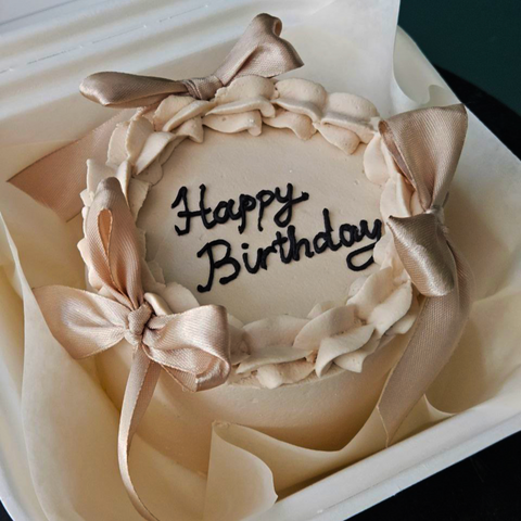 Bento-Torte "Happy Birthday“ mit schwarzer Aufschrift