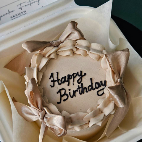 Bento-Torte "Happy Birthday“ mit schwarzer Aufschrift