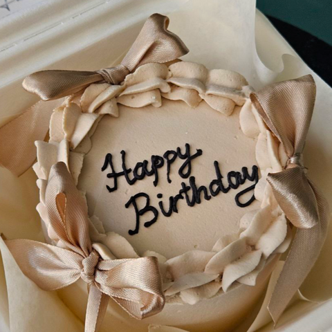 Bento-Torte "Happy Birthday“ mit schwarzer Aufschrift