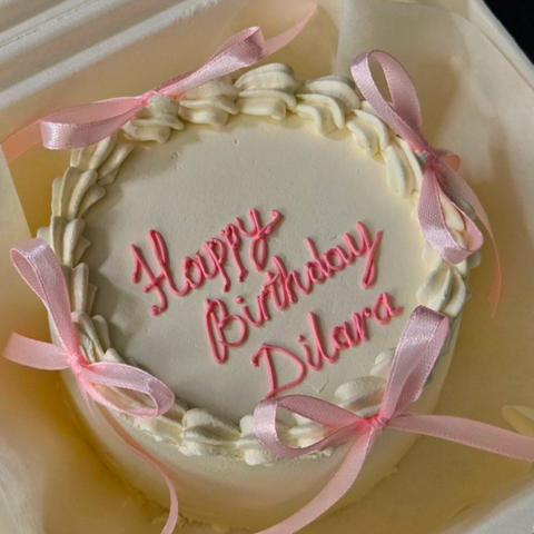 Bento-Torte "Happy Birthday“ mit rosa Aufschrift
